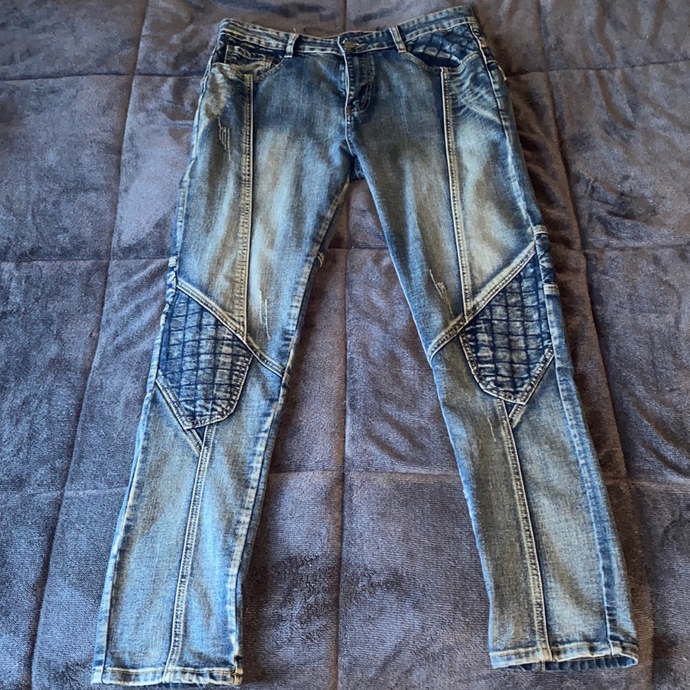 EUROPEAN STYLED DENIM STONE-WASHED JEANS. 34X34. MINT CONDITION